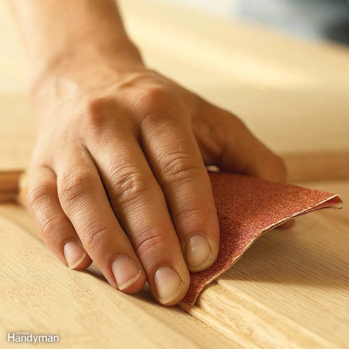 Técnicas de acabamento de madeira: lixar à mão as curvas
