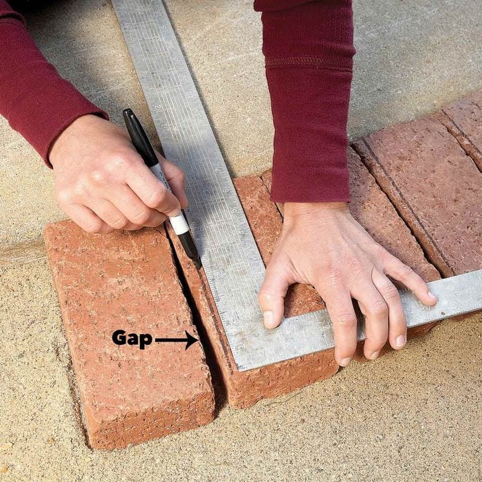 mark cuts for curves brick pavers