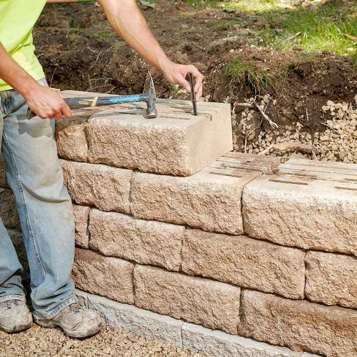 Staggering joints in retaining walls | Construction Pro Tips
