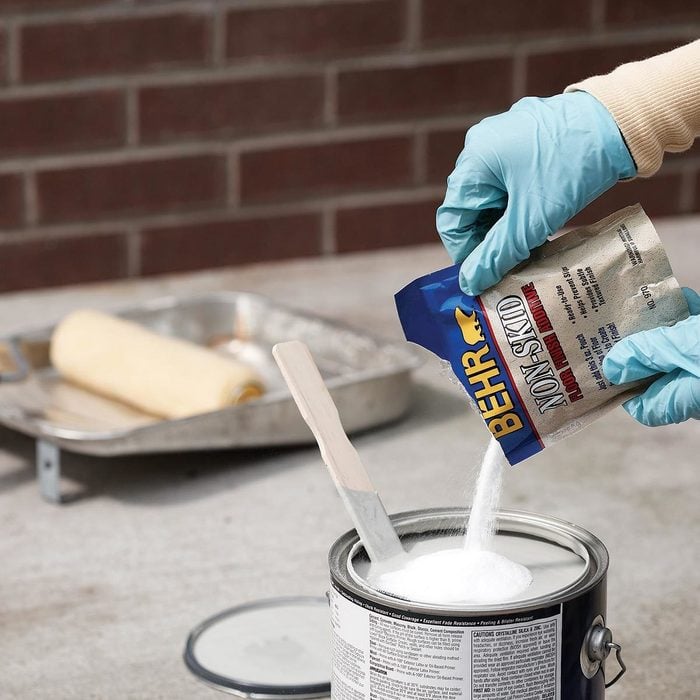 Anti-slip paint additive for outdoor steps