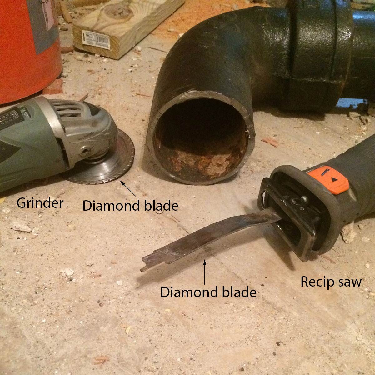 skärning av gjutjärnsrör recip saw and grinder