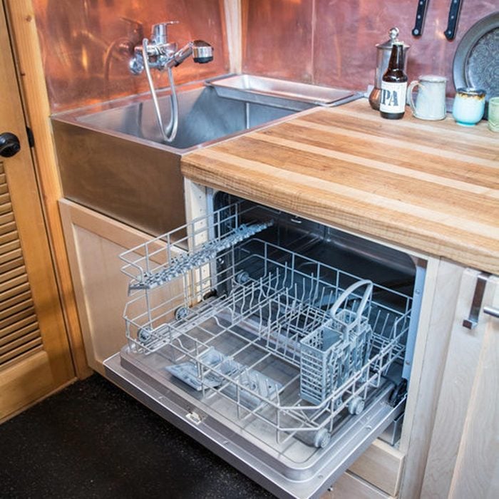 dfh17sep056_08 tiny home kitchen with dishwasher and stainless steel sink