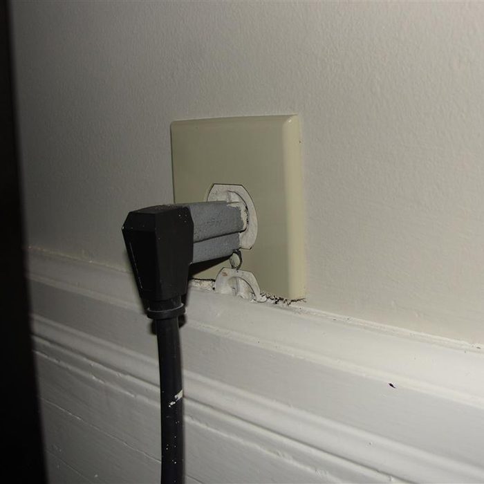 Covered-outlet Half-Hidden Outlet