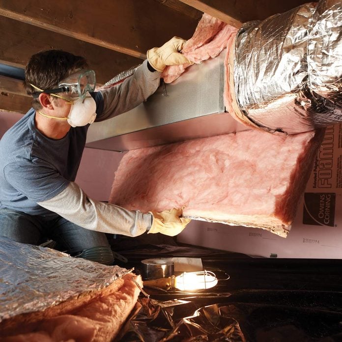 FH08NOV_493_05_011 insulation in crawl spaces air duct inspection fall pests