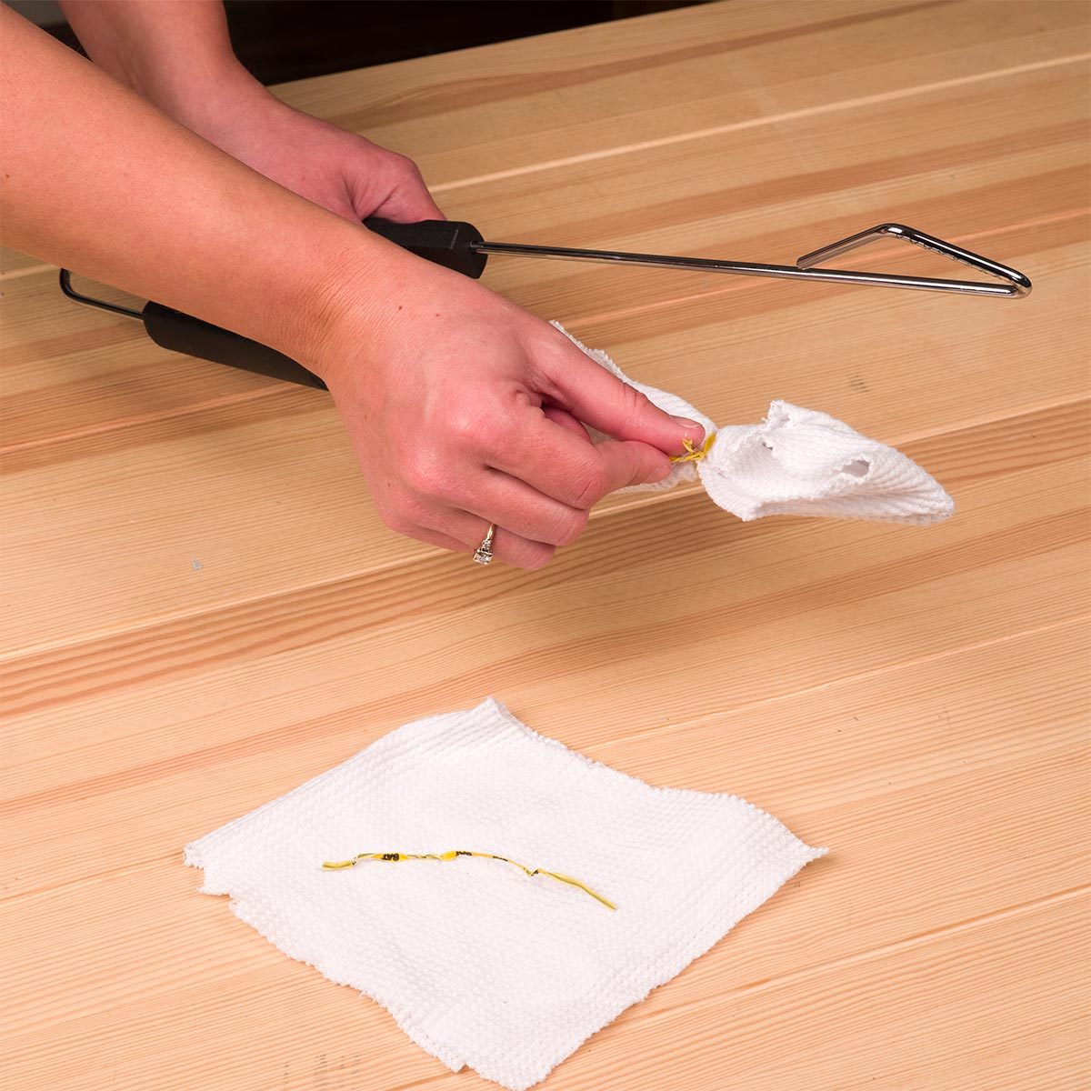 clean window blinds with tongs