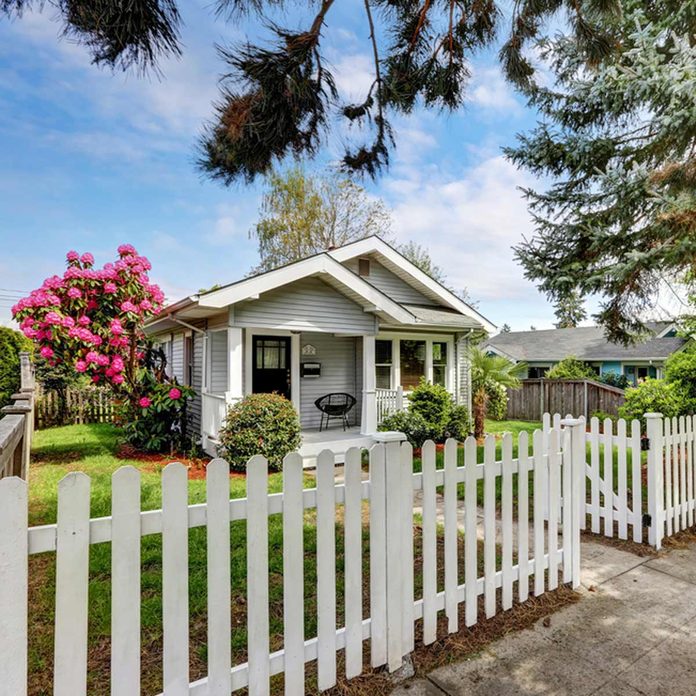 shutterstock_520117405 paint white picket fence curb appeal home