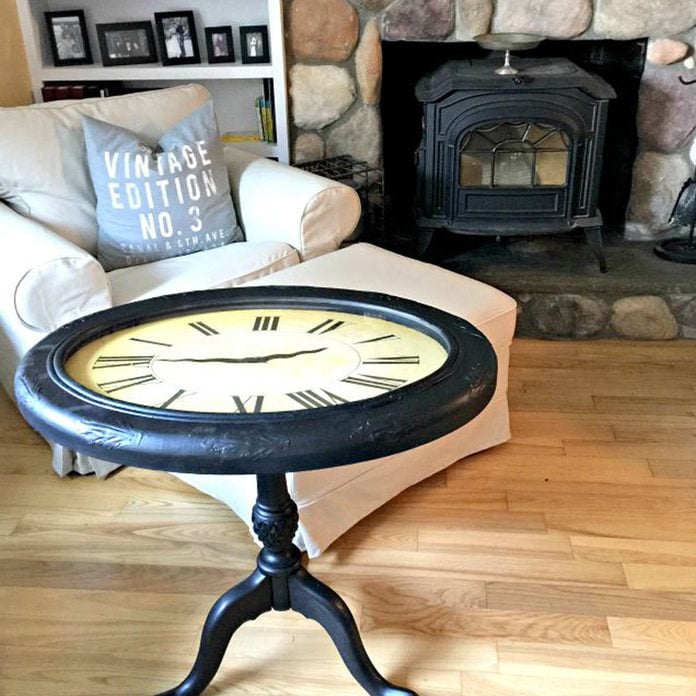 clock-table-in-living-room