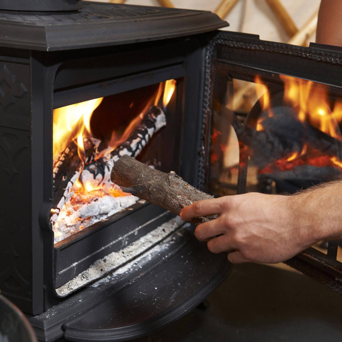 shutterstock_347112407 wood burning stove