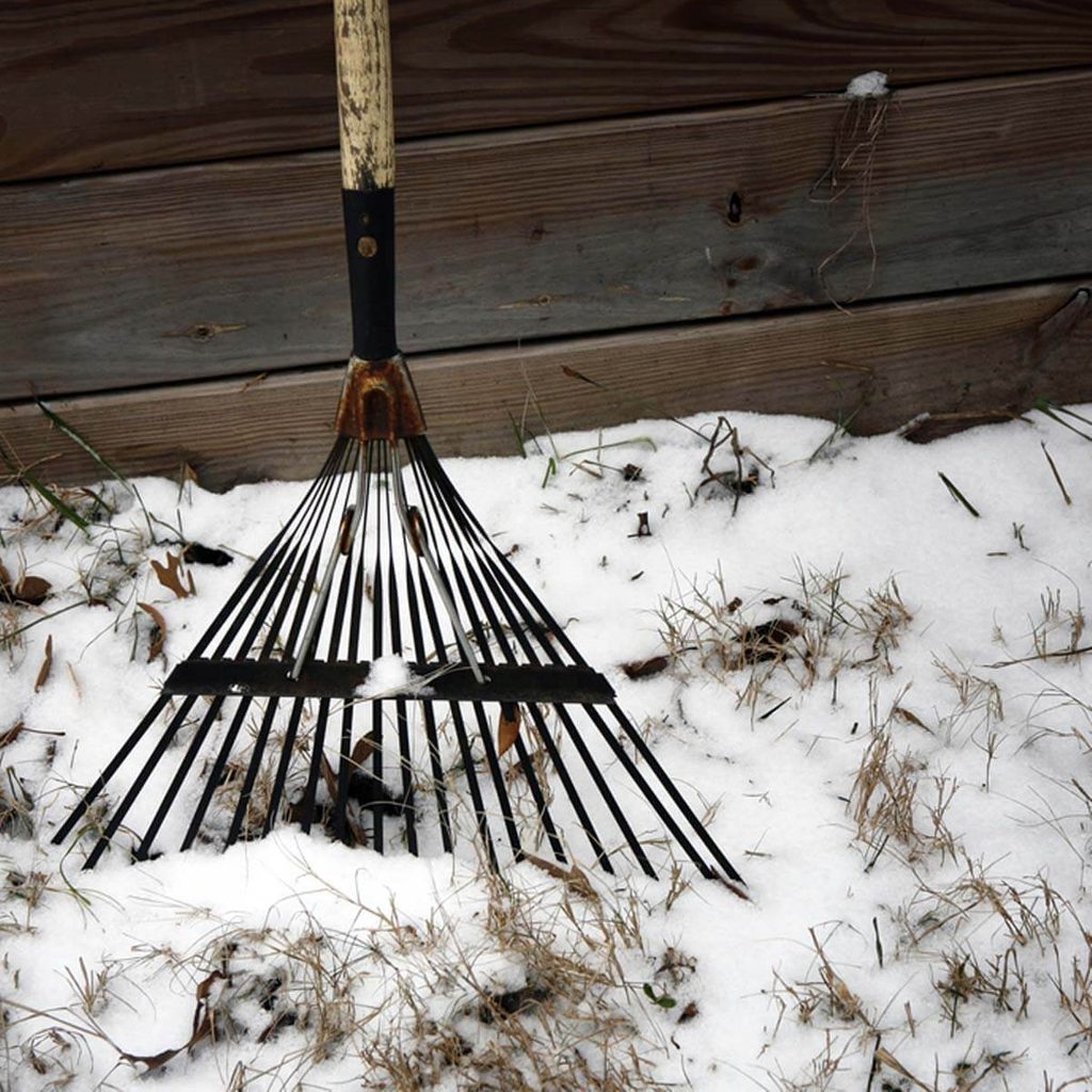 shutterstock_70463974 rake in winter snow