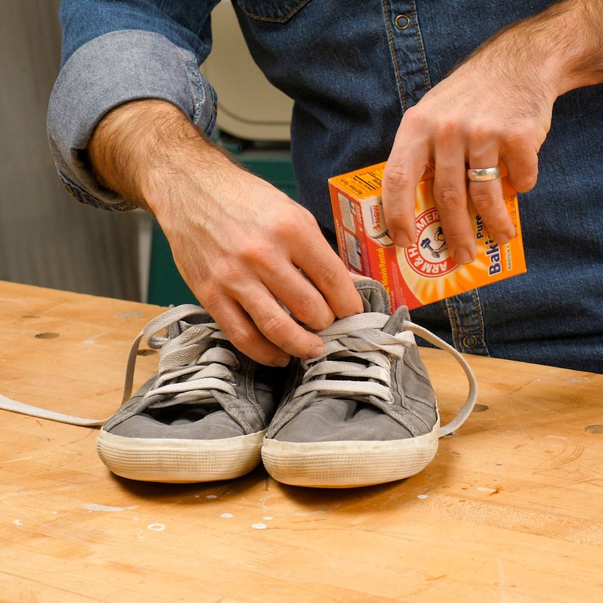 baking soda and water to clean shoes