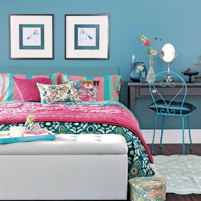 bright-floral-bedroom-with-teal-walls