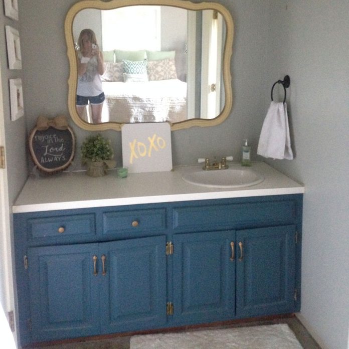 12 Astonishing Diy Bathroom Vanity, How To Chalk Paint A Bathroom Vanity Cabinet