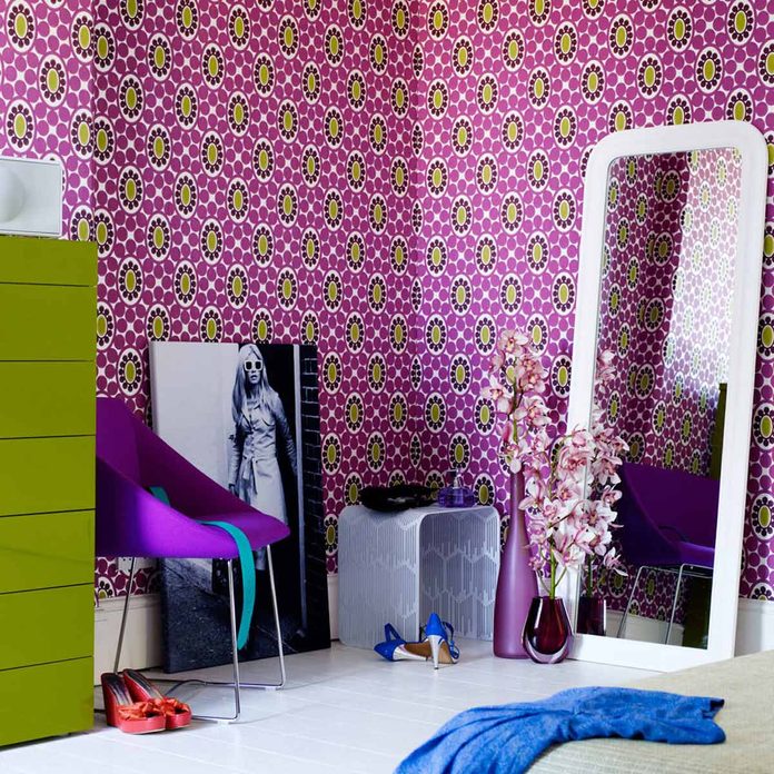 retro-seventies-style-bedroom-polly-wreford-wallpaper