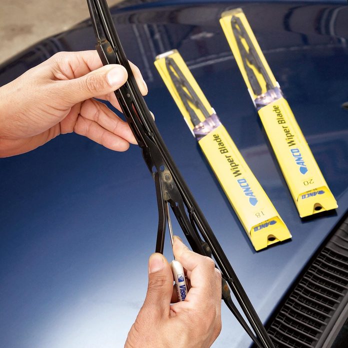 car fixes replace windshield wiper blades 