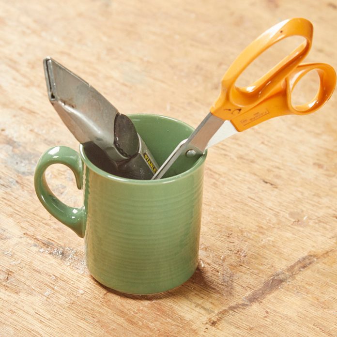 HH coffee mug sharpening scissors