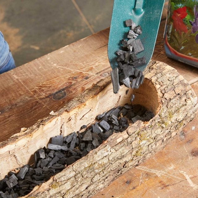 log planter pour charcoal 