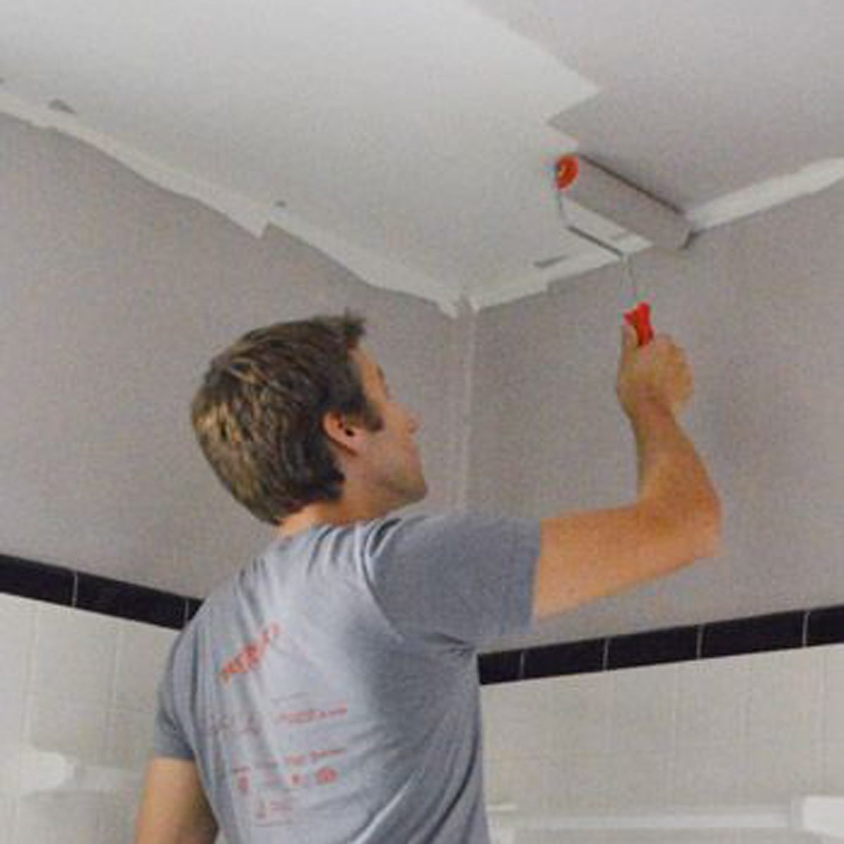 Small Bathroom Look Bigger, What Kind Of Paint Should You Use On Bathroom Ceilings