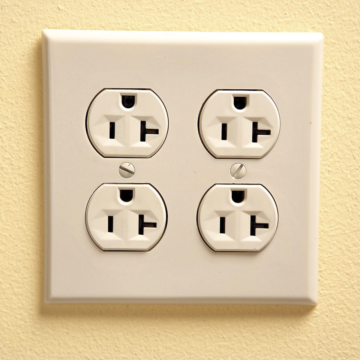 How to instal electrical outlet
