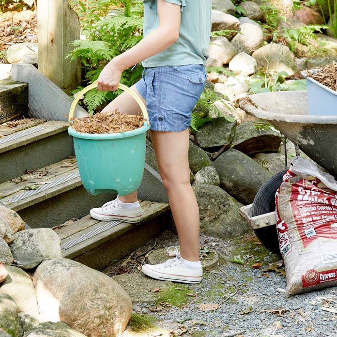 HH easy mulch spreading handy hint buckets