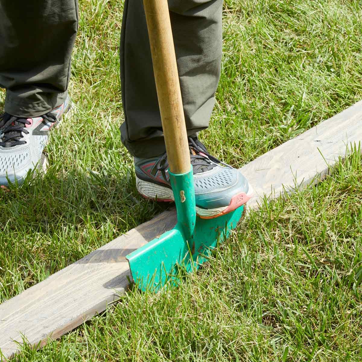 How to Make a Simple Guide for Edging Your Lawn | The 