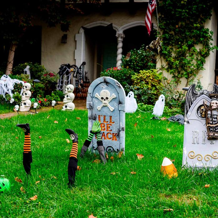 Clasificación promesa Inconsistente 20 Halloween House and Yard Decoration Ideas | Family Handyman