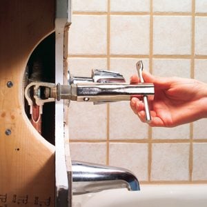 How to Fix a Leaking Bathtub Faucet