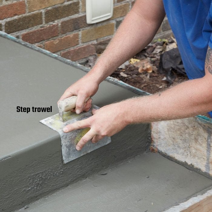 Troweling the edges of concrete steps | Construction Pro Tips