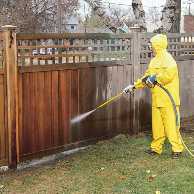 Wash fence powerwasher