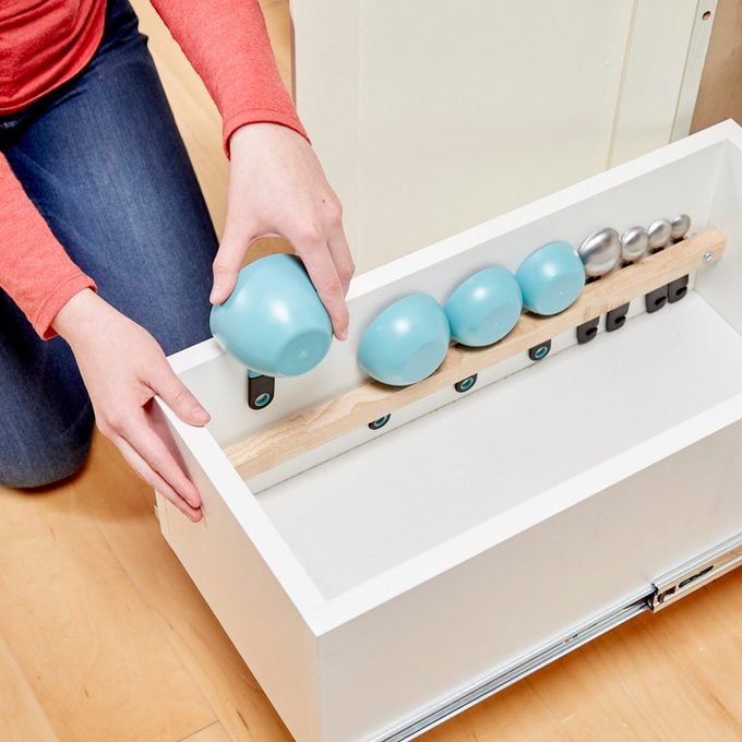 Hanging Measuring Cup and Spoon Organizer