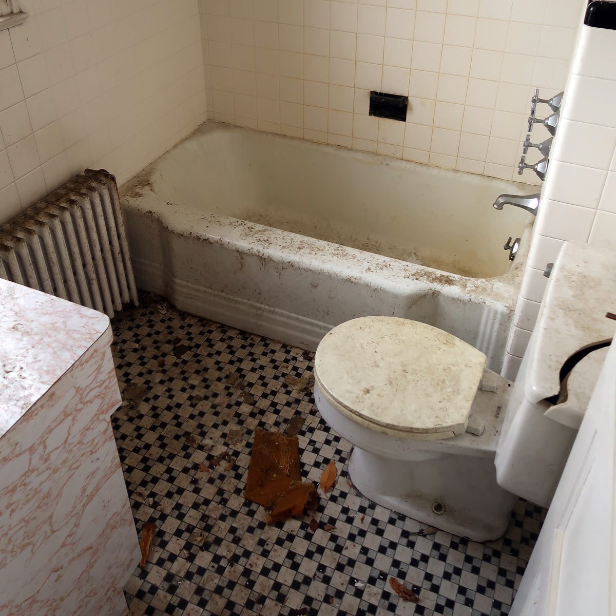 Dirty-bathroom-in-an-abandoned-farmhouse