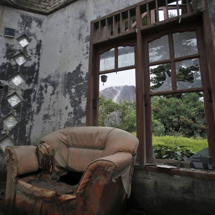 Abandoned-home-in-Indonesia-following-a-volcano-eruption