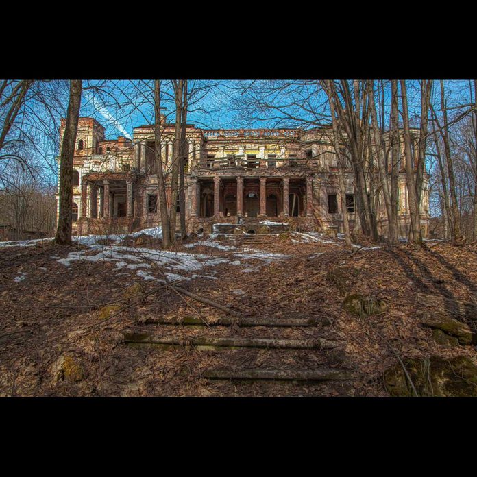 Abandoned-manor-Yaroshenko.-Pavlishchev-Bor.-Kaluga-region-Russia
