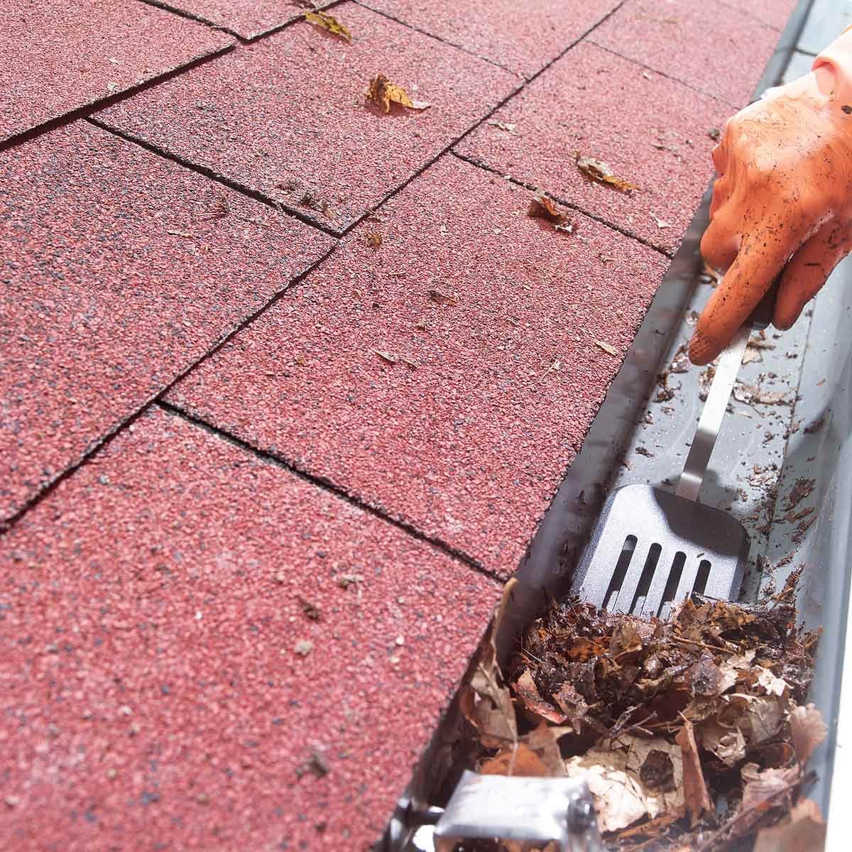 Easier gutter cleaning with a spatula