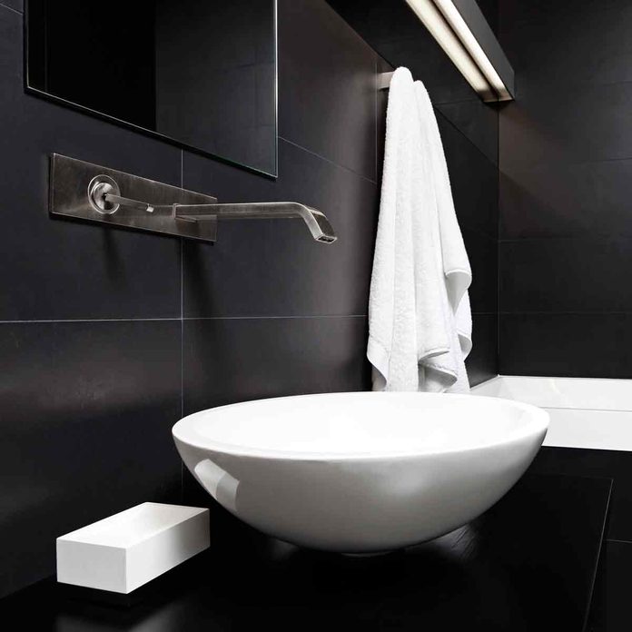 Modern-minimalism-style-bathroom-interior-in-black-and-white-tones