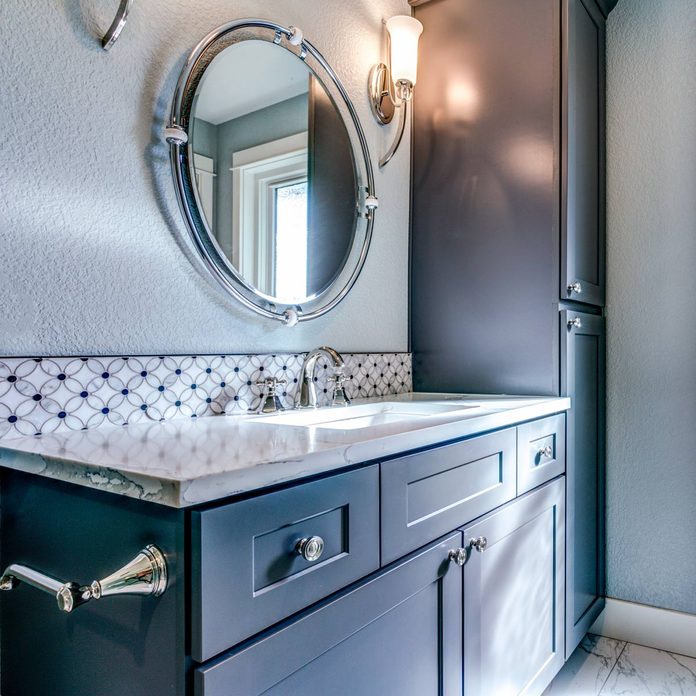 Brilliant Bathroom Backsplash Ideas Family Handyman - Bathroom Vanity Glass Tile Backsplash