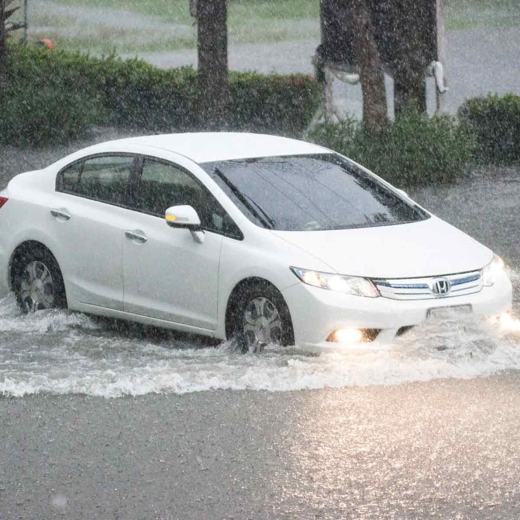 Car-drives-through-flooded-street