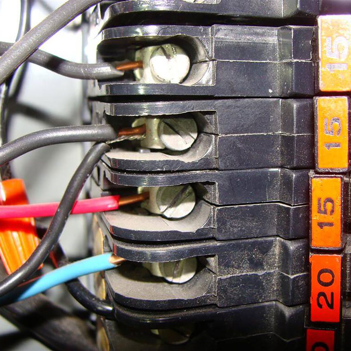 Electrical Wiring Tips: What is Hot, Neutral, and Ground - Roman Electric