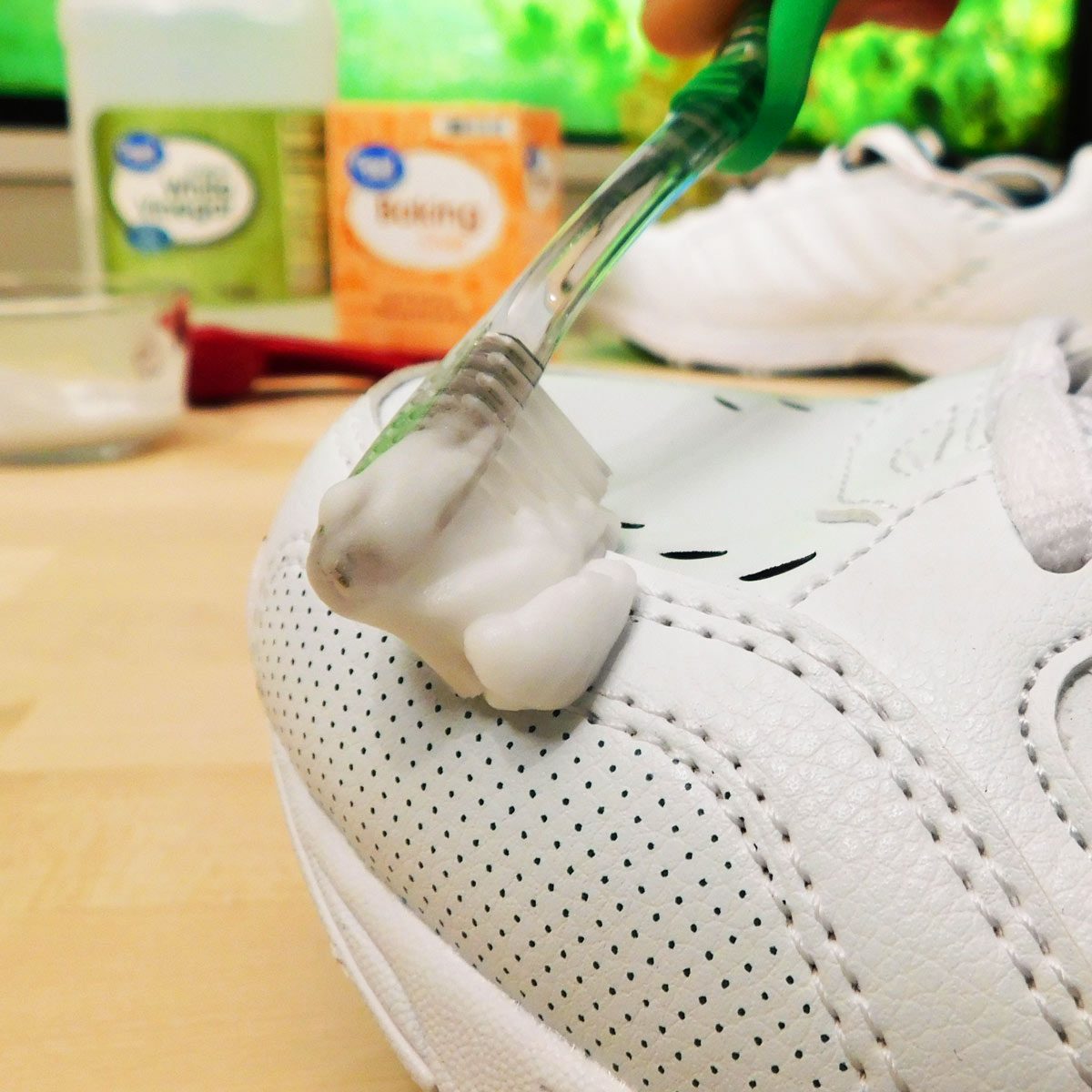 baking soda vinegar shoe cleaner