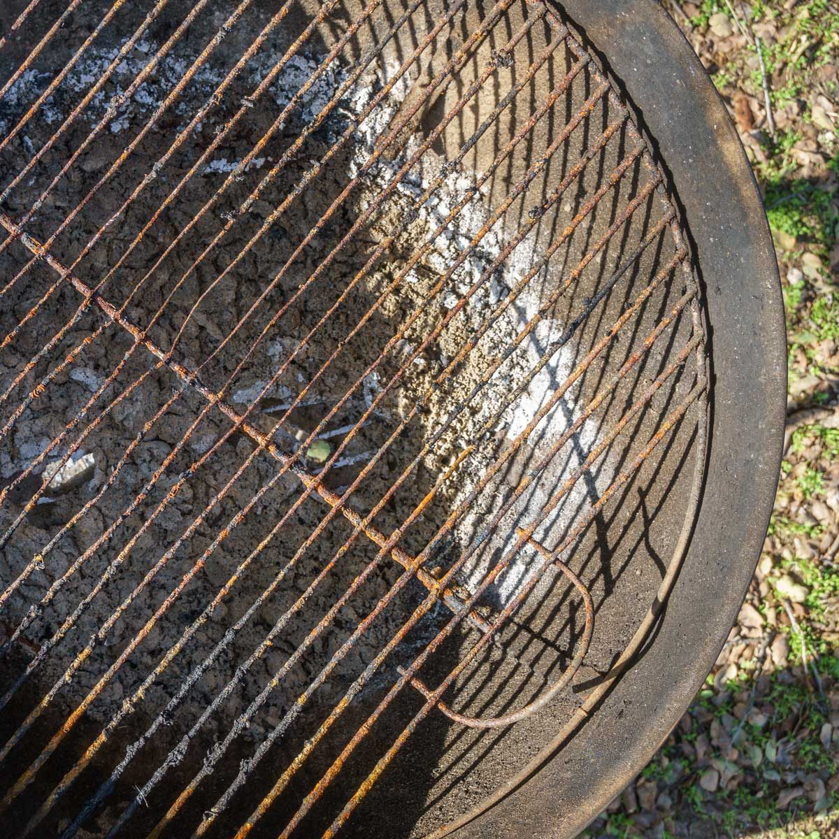 https://www.familyhandyman.com/wp-content/uploads/2020/02/charcoal-grill-GettyImages-917929322.jpg