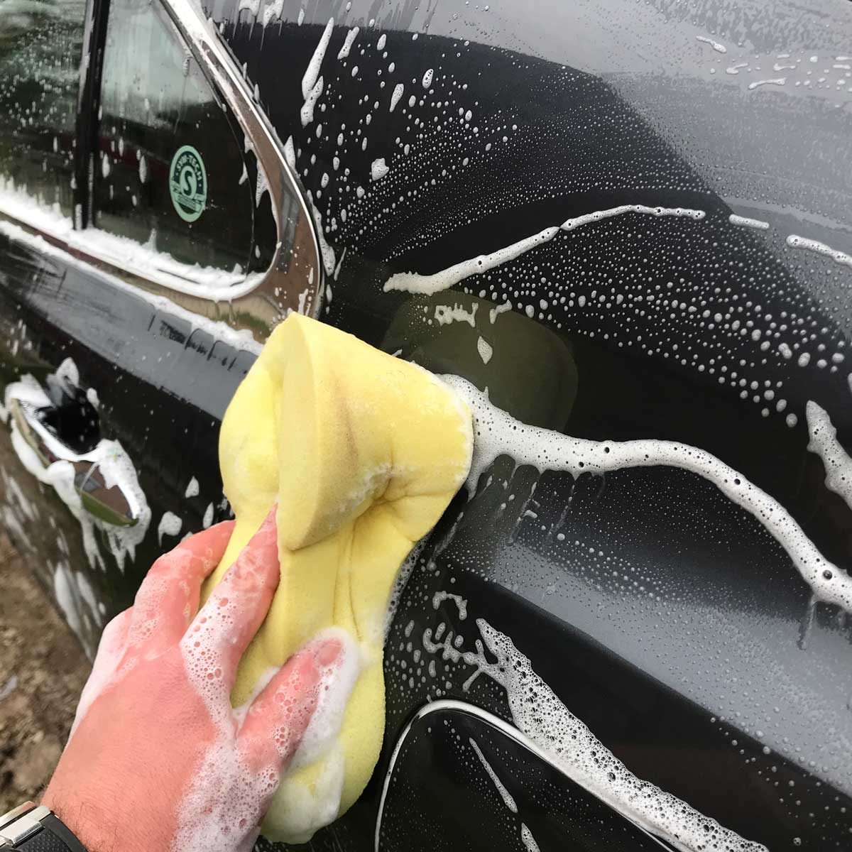 How to Wax a Car Properly and the Tools You Need to Do It