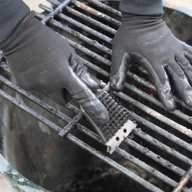 Cleaning grill