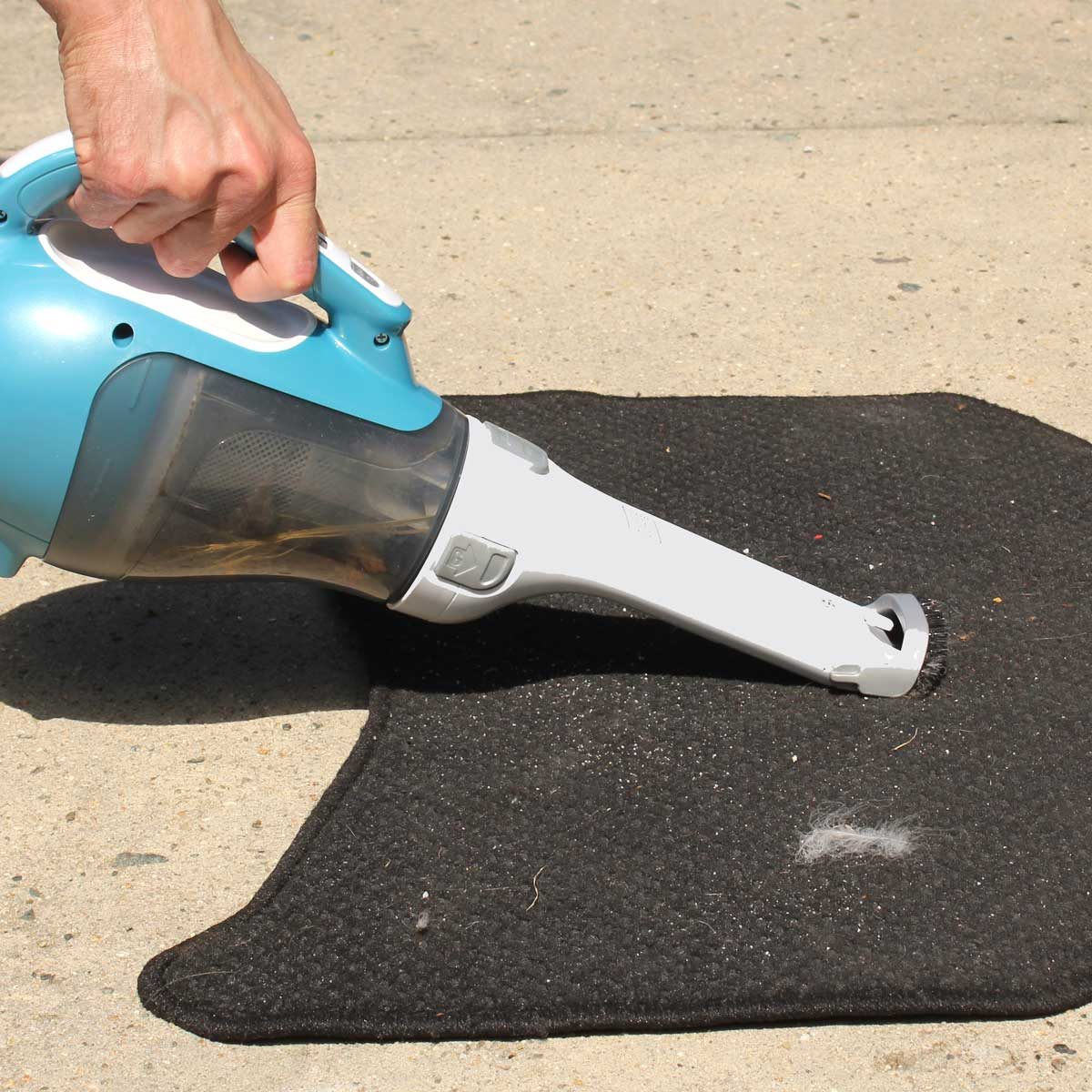 Cleaning car mats with vacuum