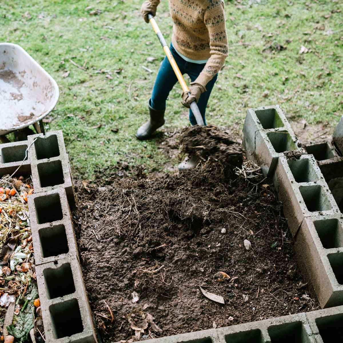 Making And Mixing Compost Is Easy With This Brilliant Garden Tool! 