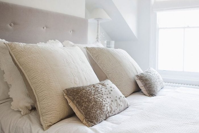 https://www.familyhandyman.com/wp-content/uploads/2020/10/bed-pillows-GettyImages-102284376-e1637077033699.jpg?fit=700%2C801