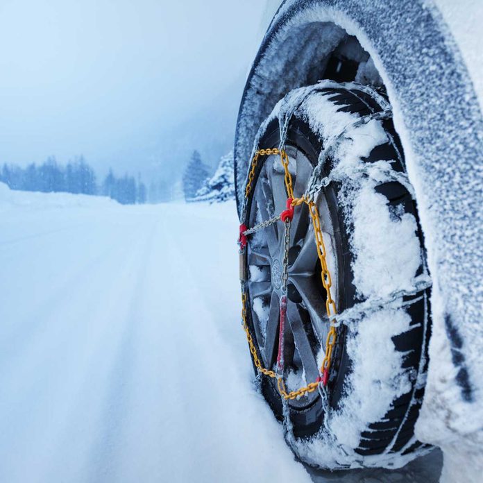 Tire with chains in the snow