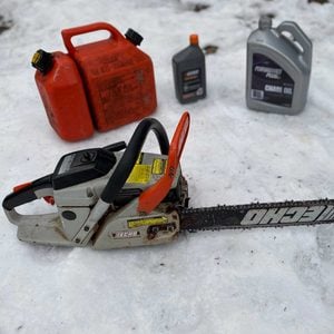 How to Lubricate a Chainsaw With Oil