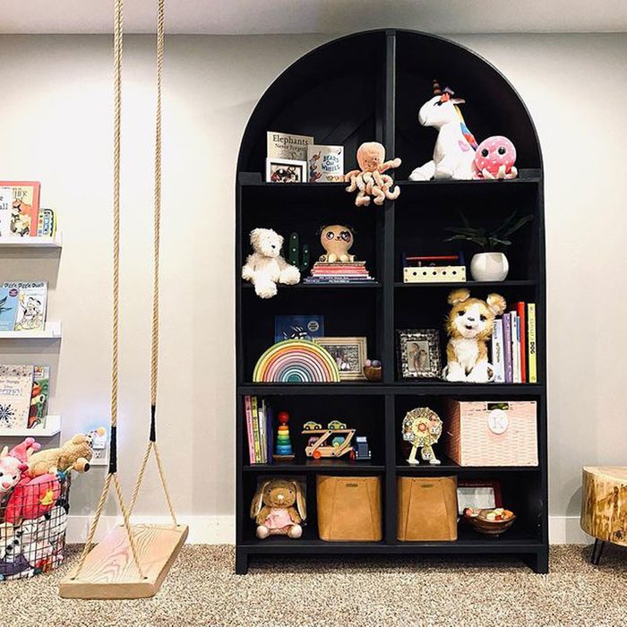 Arched basement shelf in black to store children's toys