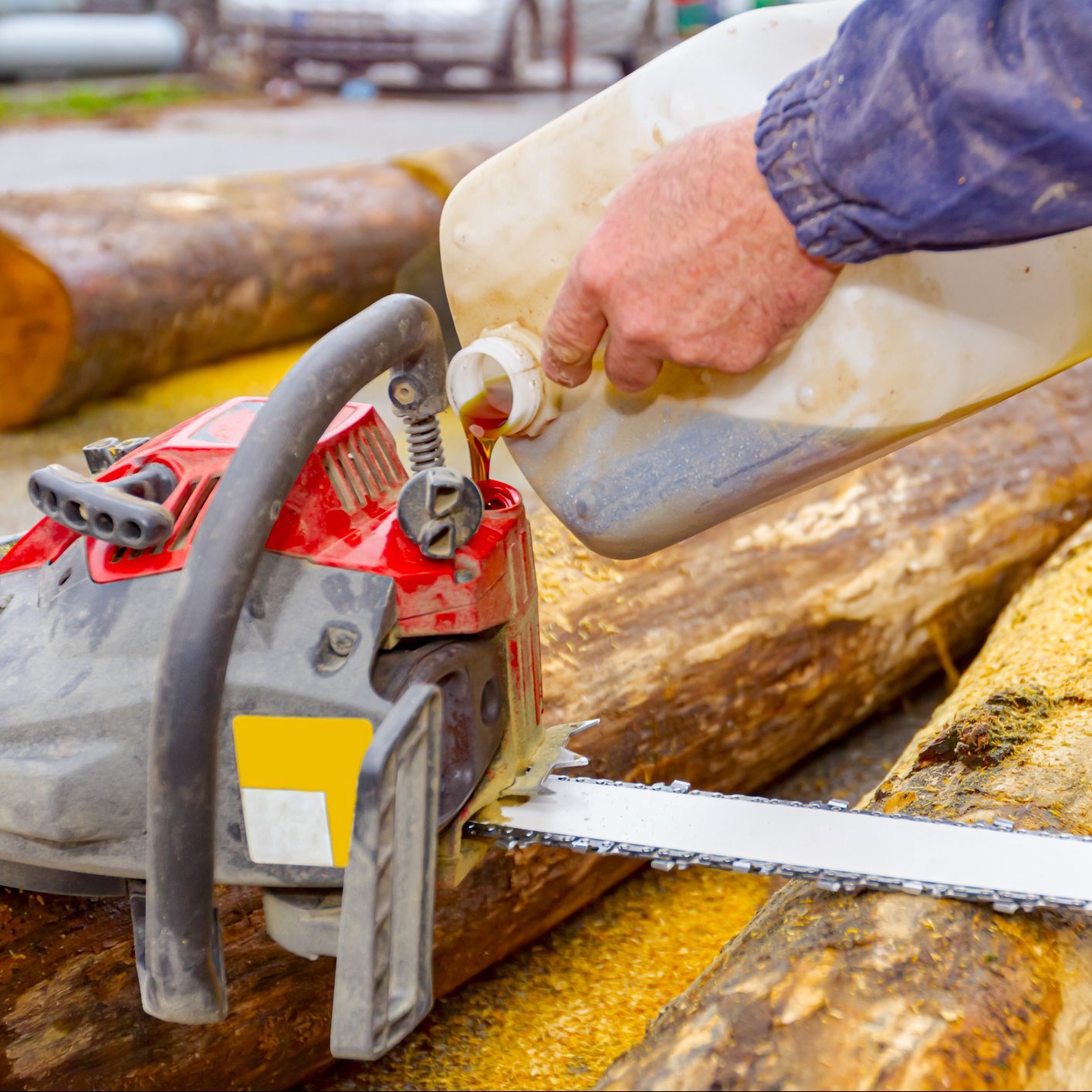 How to Choose the Right Chainsaw Oil