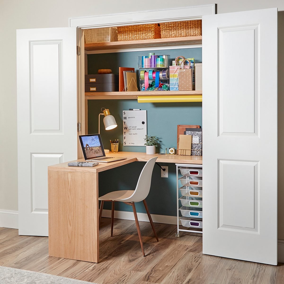 Fold-out desk