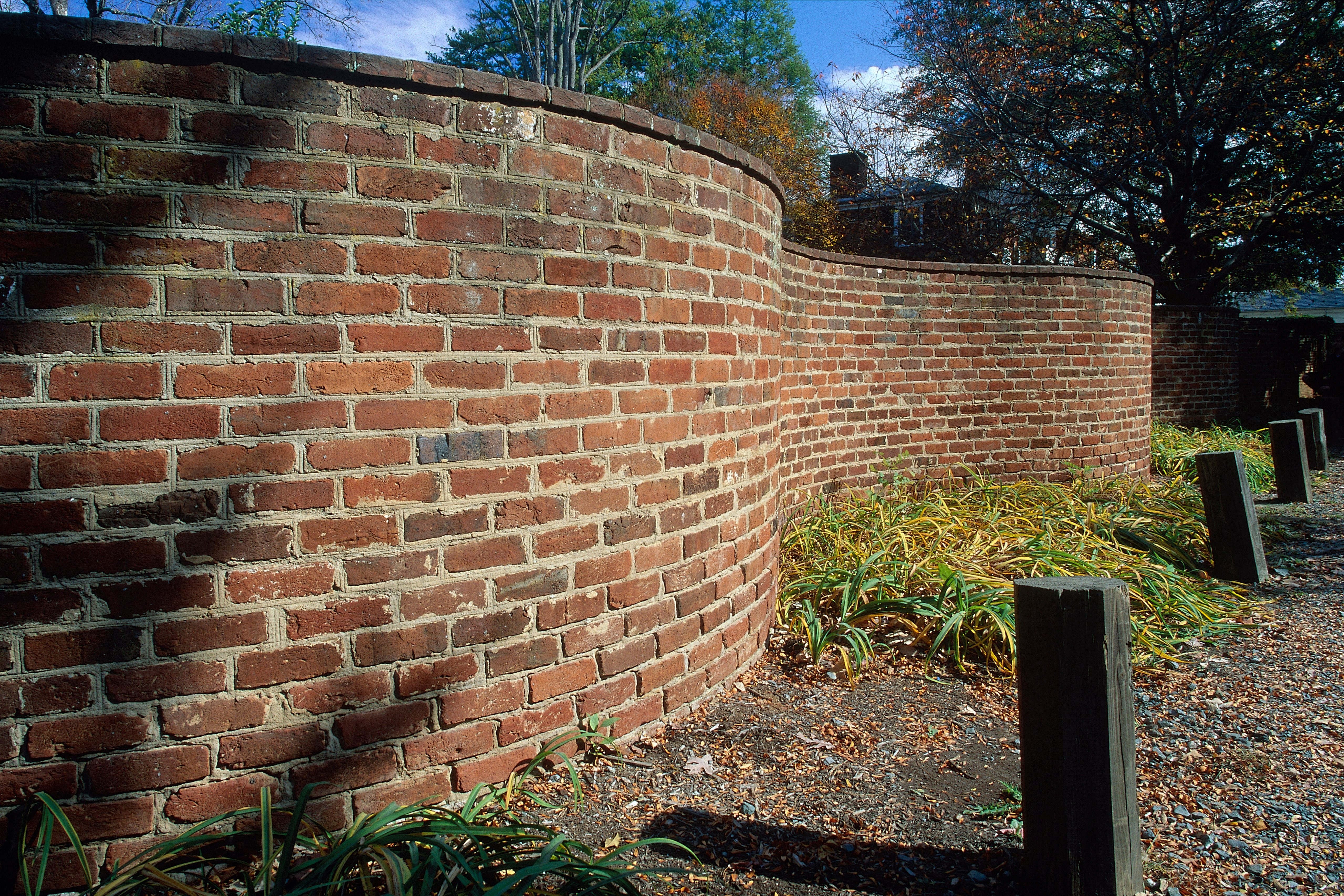 Serpentine crinkle crankle brick wall at the University of Virginia, USA.